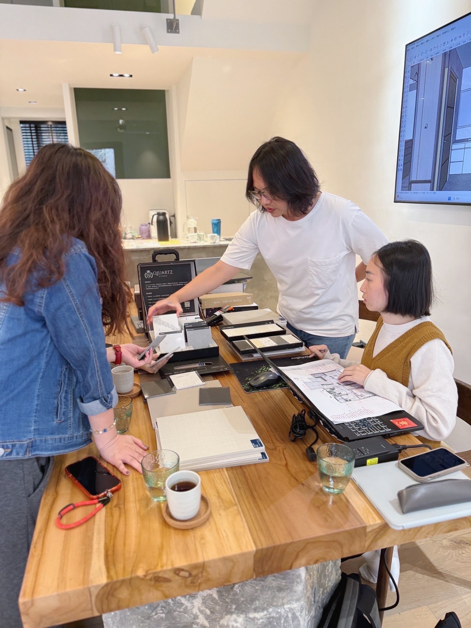 棠辰室內設計建材挑選現場討論空間配置